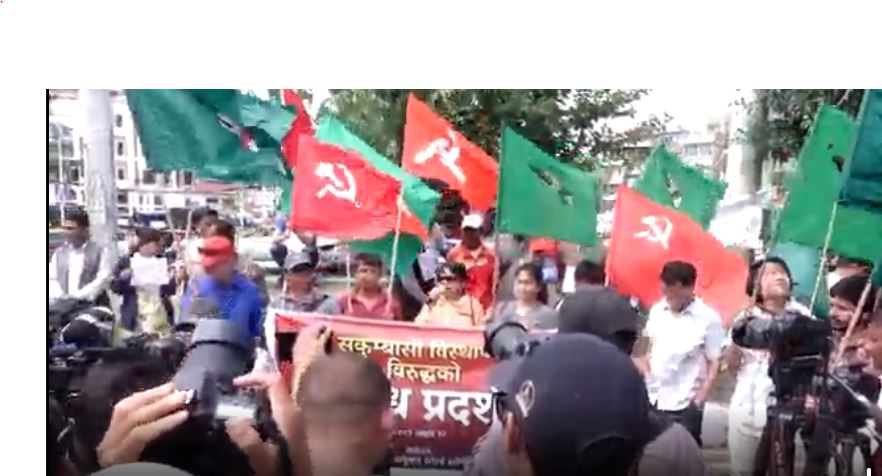 होल्डिङ सेन्टरका अलपत्र सुकुम्बासी सरकारविरुद्ध प्रदर्शनमा उत्रिए